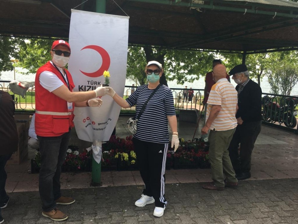 Kızılay 65 yaş üstü vatandaşlara 1500 adet çiçek dağıttı 