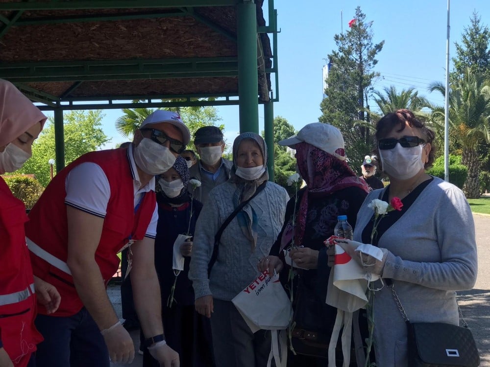 Kızılay 65 yaş üstü vatandaşlara maske ve dezenfektan dağıttı 