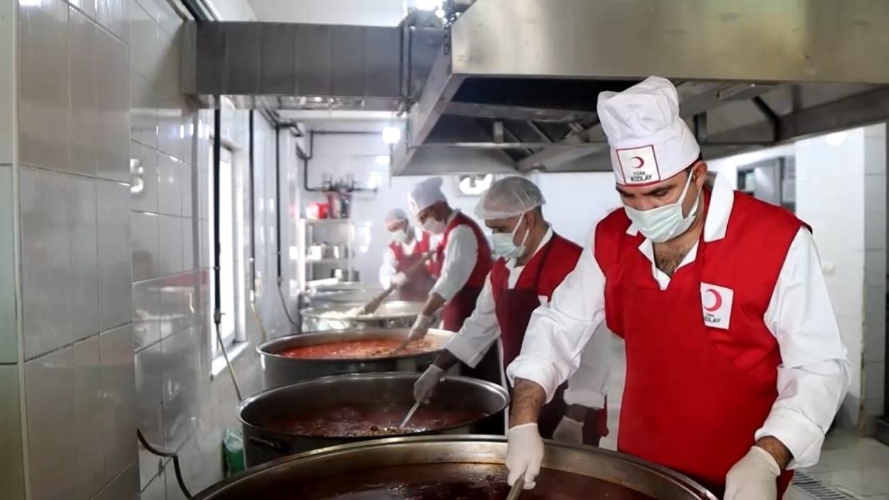 Kızılay Ağrı Şubesi günde 3.200 aileye sıcak yemek ulaştırıyor