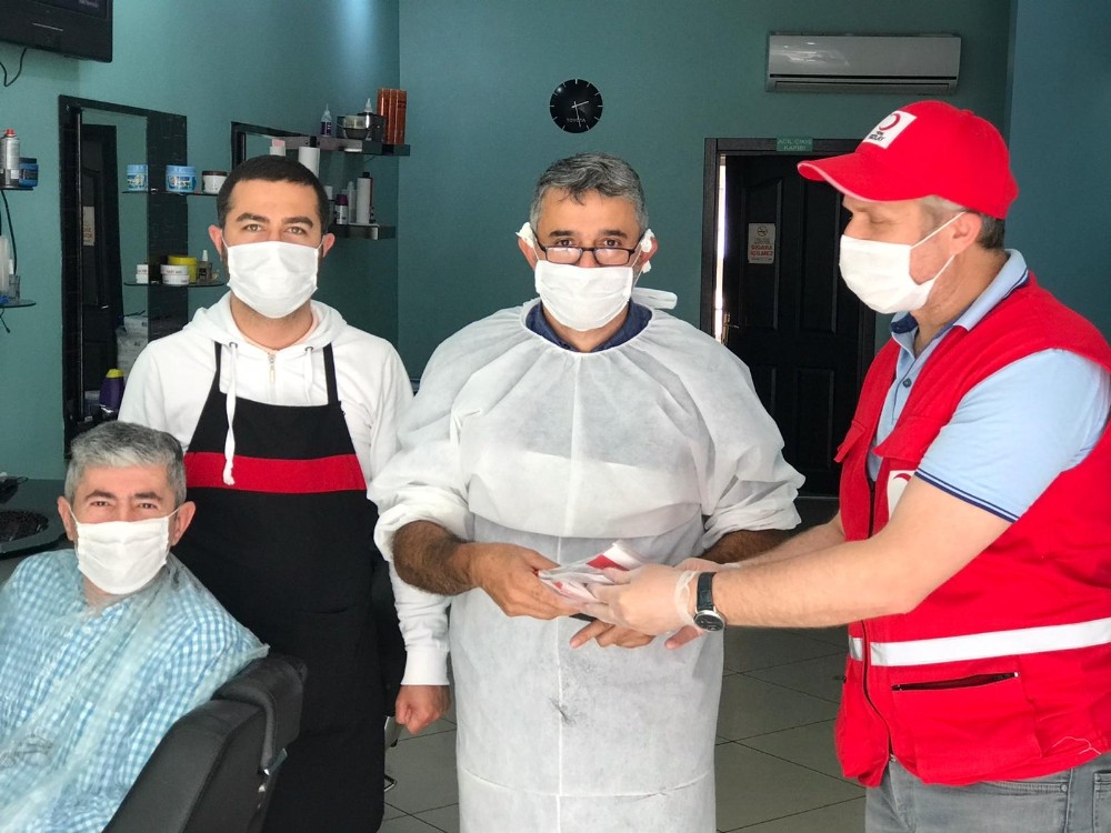 Kızılay berber ve kuaför salonlarına maske dağıttı 