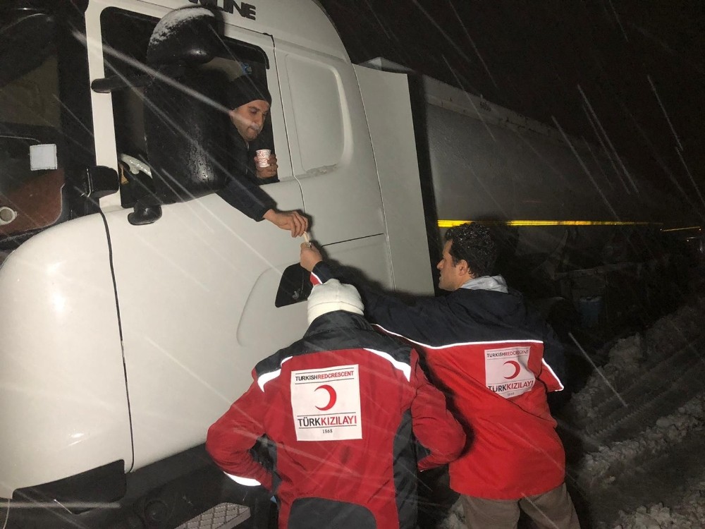 Kızılay Bolu Dağı’nda yolda kalanların içini ısıttı 