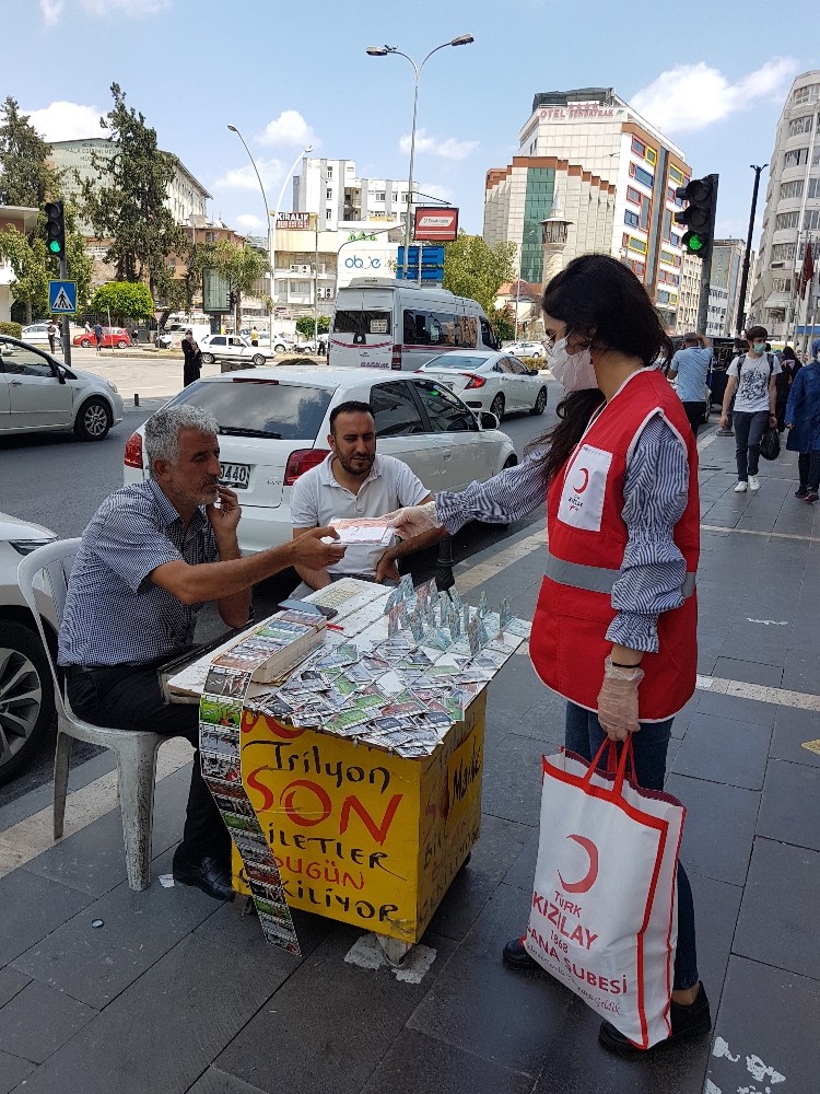 Kızılay bu kez maske dağıtımı için sahada 