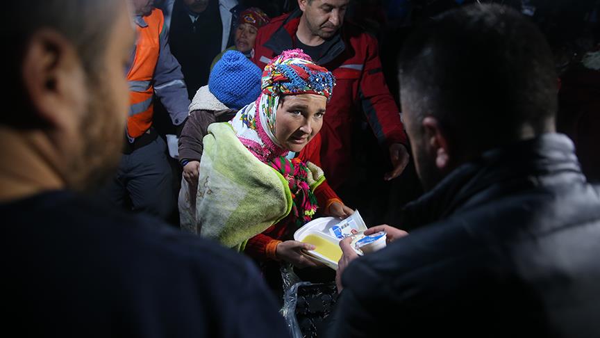 Kızılay depremzedelere üç öğün sıcak yemek veriyor