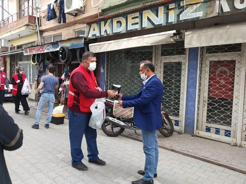 Kızılay, Dörtyol’da esnaf ve vatandaşa maske ve dezenfektan dağıttı 