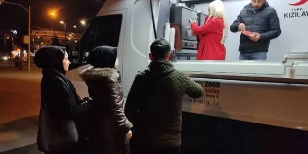 Kızılay, Düzce'deki depremin ardından kumanya dağıttı
