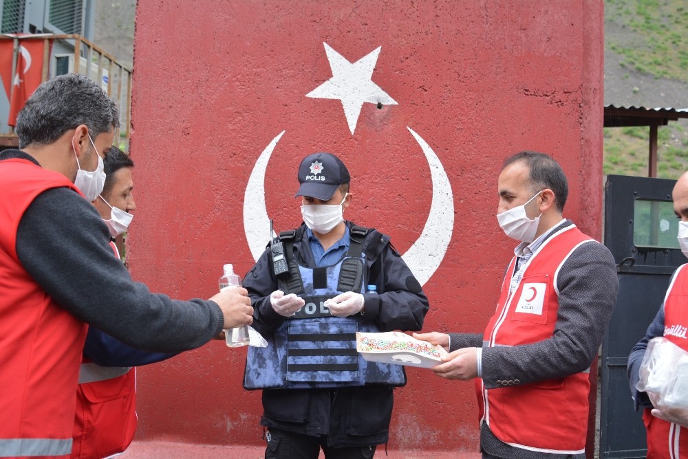 Kızılay ekibinden güvenlik güçlerine bayram ziyareti 