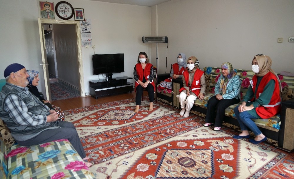 Kızılay ekipleri, evinden çıkamayan engelli vatandaşı ziyaret ederek sevindirdi 