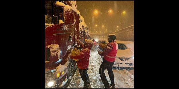 Kızılay ekipleri yollarda mahsur kalanların yardımına koşuyor!