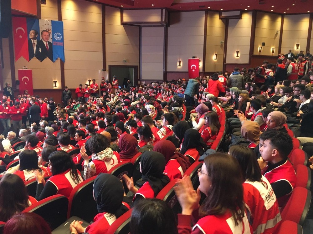 Kızılay Genel Başkanı Kerem Kınık saz çaldı, genç gönüllüler şarkı söyledi 