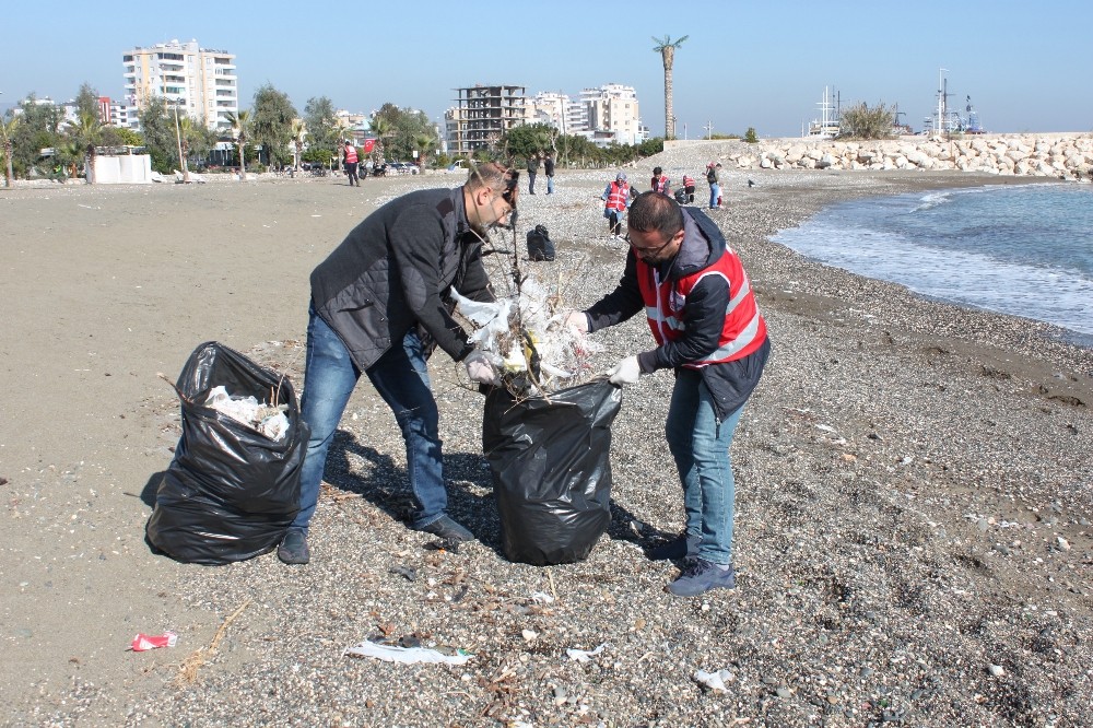 Kızılay gönüllüleri sahili plastik atıklardan temizledi 