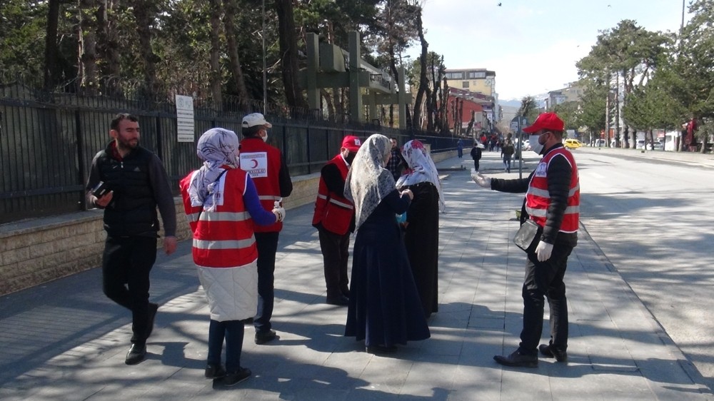 Kızılay gönüllülerinden maske ve dezenfektan dağıtımı 