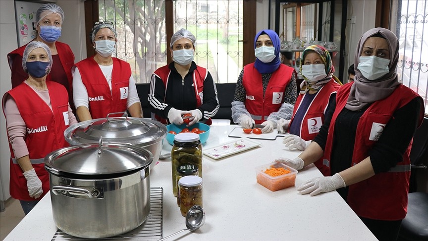 Kızılay gönüllülerinden üniversitelilere “anne yemeği”