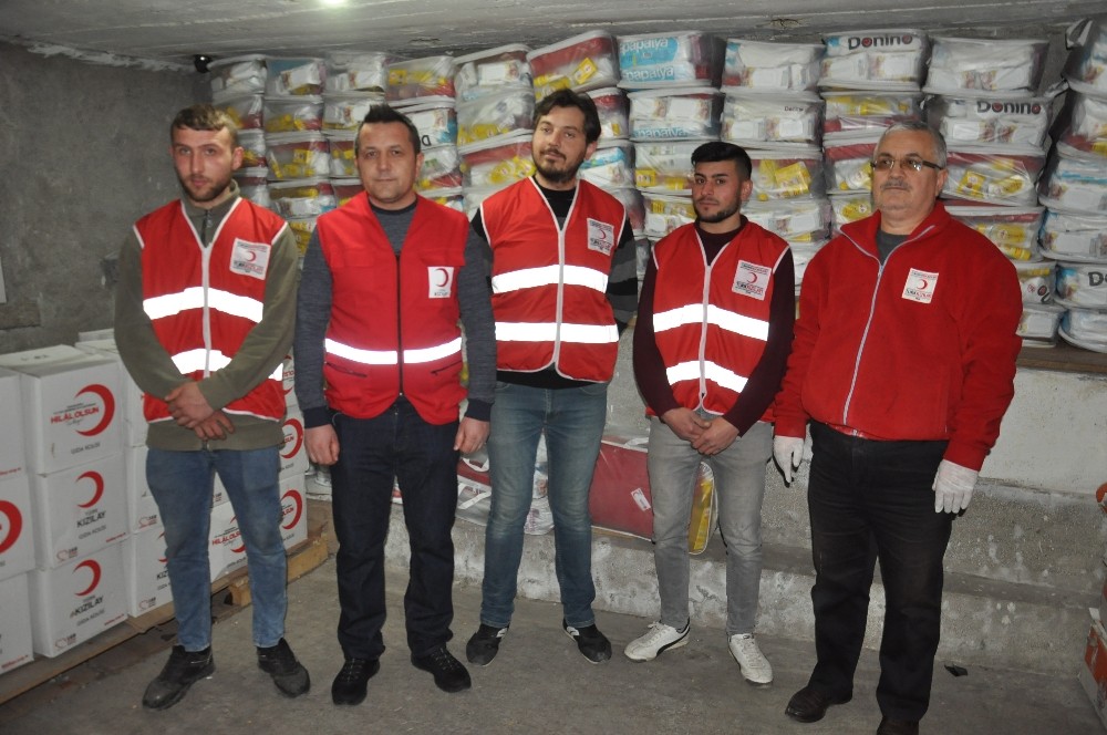 Kızılay hijyen ve gıda yardım kolilerinini ‘Vefa Sosyal Destek Grubu’na teslim etti 