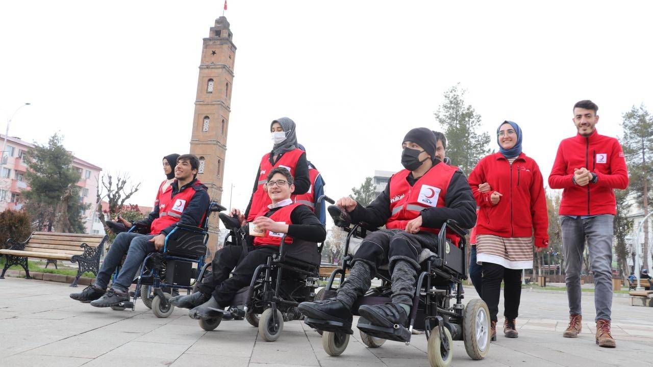 Kızılay ile engellerini aşan gençler, yardım faaliyetlerine gönüllü katılıyor
