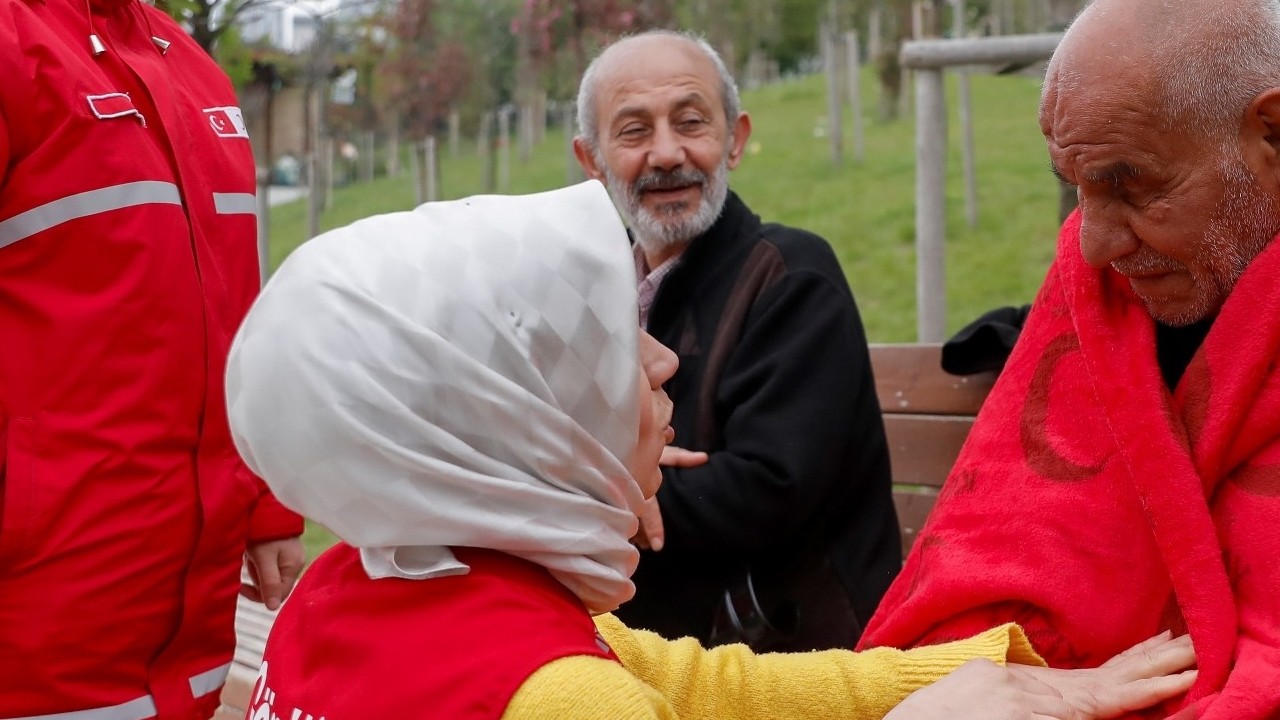 Kızılay, İstanbul depremi sonrası beslenme desteğini sürdürüyor