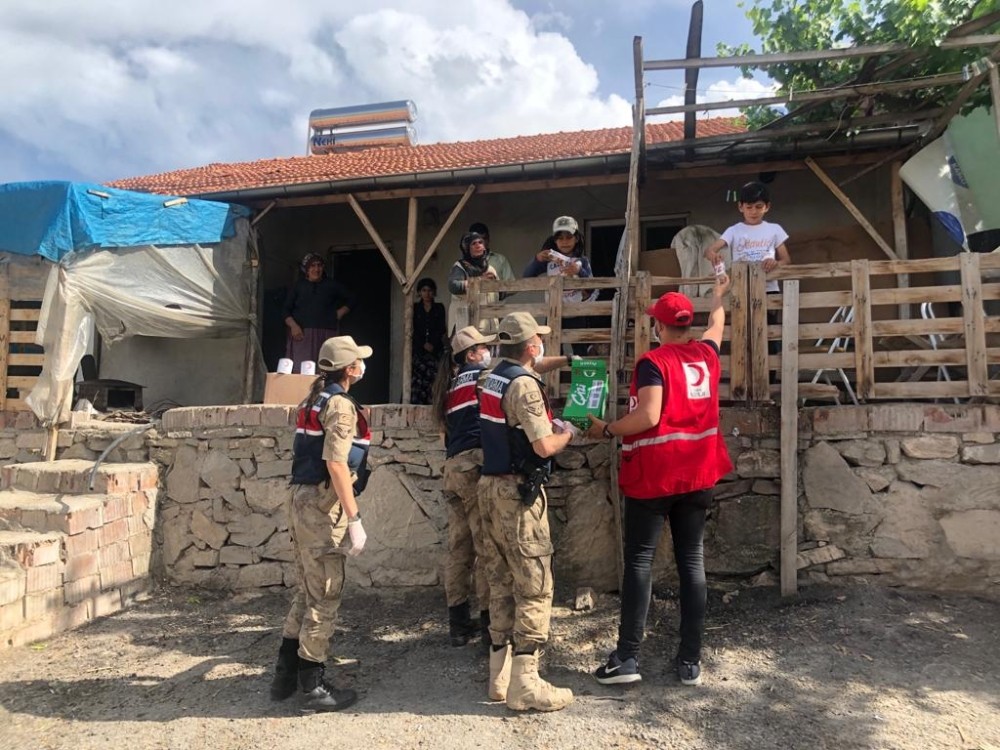 Kızılay Jandarma işbirliği ile bayramlık 