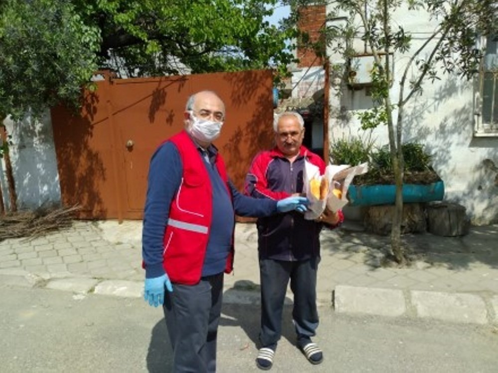 Kızılay kapı kapı ekmek dağıttı 