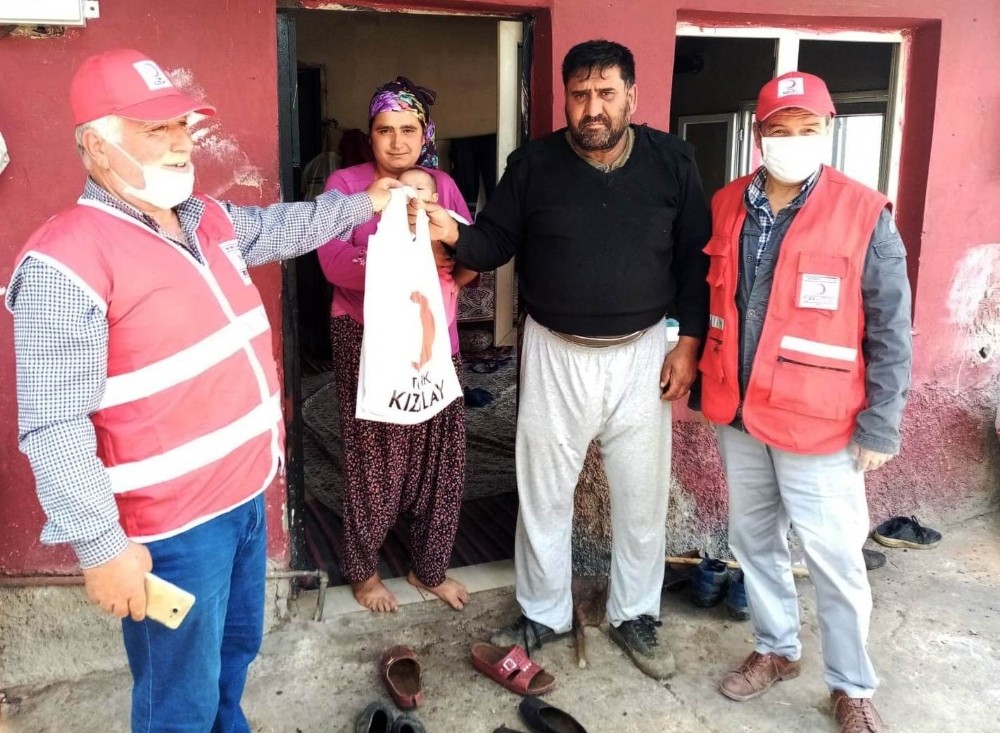 Kızılay Karaisalı’da ekmek, maske ve dezenfektan dağıttı 