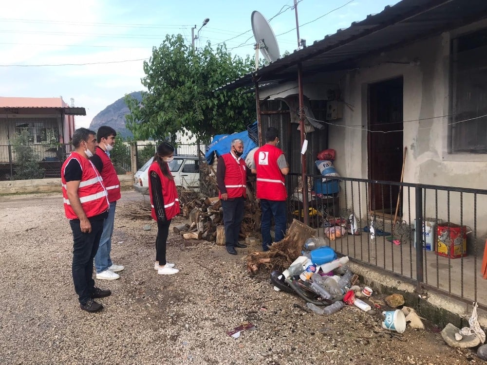 Kızılay, Kozan’da vatandaşı yalnız bırakmıyor 