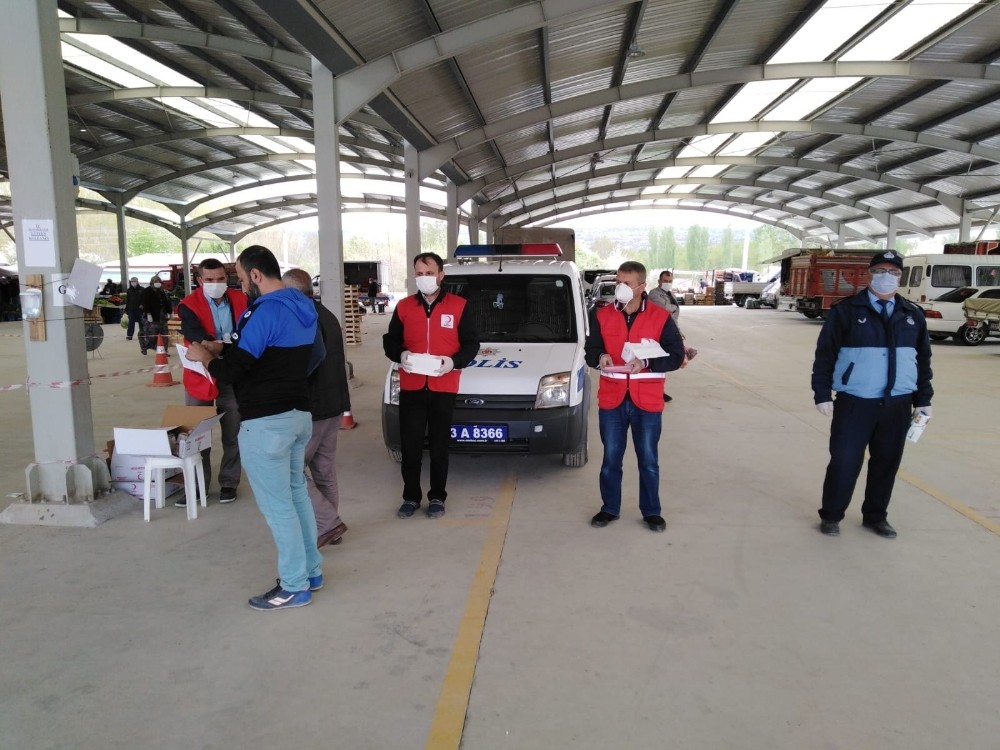 Kızılay, maske ve dezenfektan dağıttı 