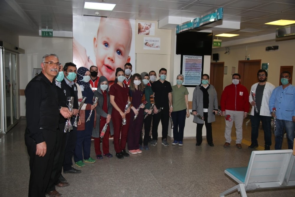Kızılay Muradiye Şubesi ekipleri hastanede karanfil dağıttı 