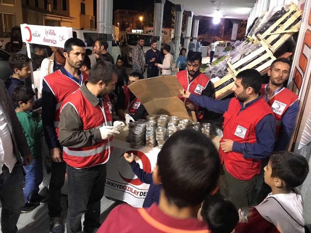 Kızılay Muradiye şubesinden Kadir gecesi etkinliği 