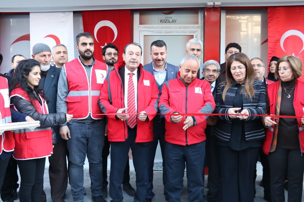 Kızılay Şanlıurfa’da giyim mağazası açtı 