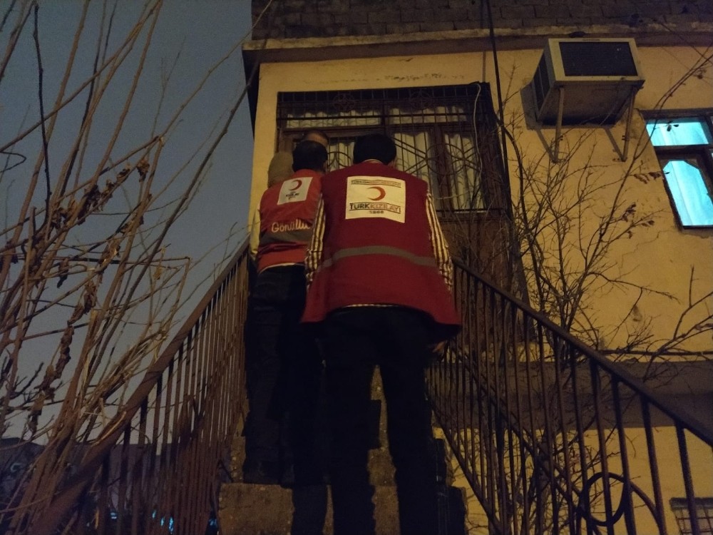 Kızılay Silopi’de ihtiyaç sahibi ailelere yardımda bulundu 