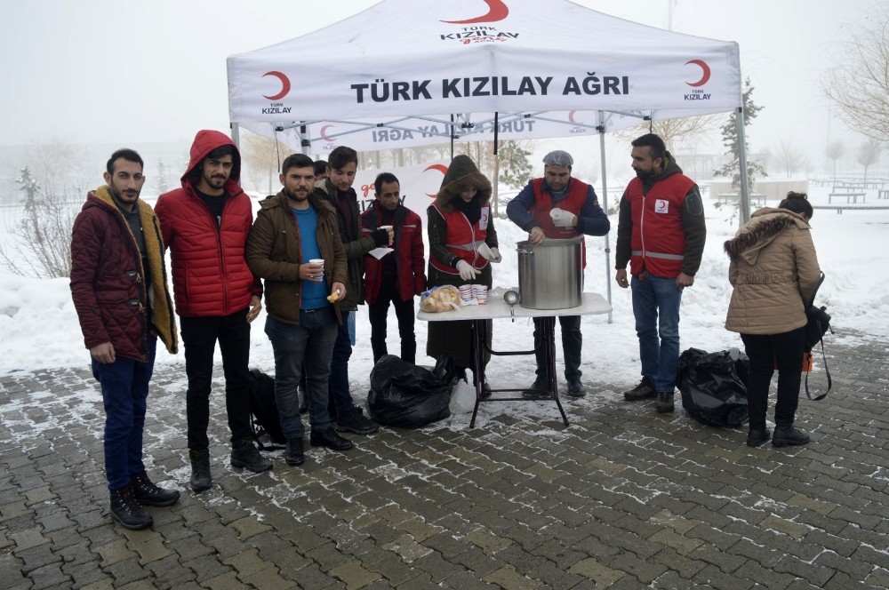 Kızılay soğuk kış günlerinde üniversite öğrencilerine çorba ikram ediyor 