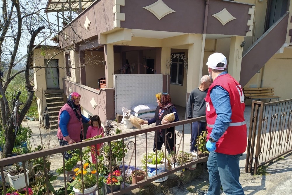 Kızılay sokağa çıkamayanlara 2 bin ekmek dağıttı 