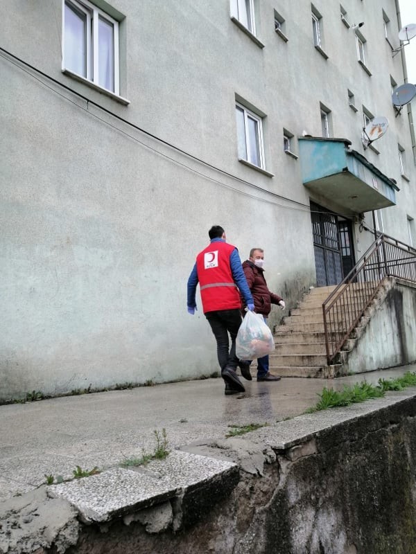 Kızılay sokağa çıkamayanlara 3 bin ekmek dağıttı 