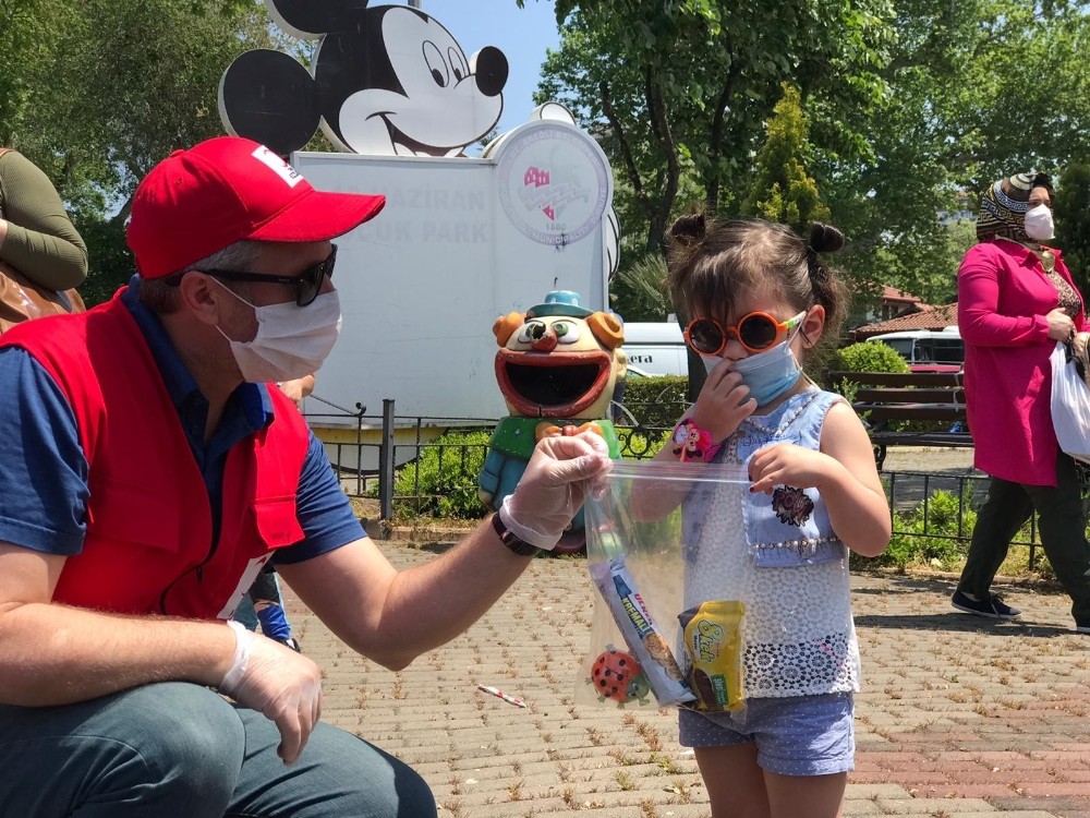 Kızılay sokağa çıkan çocukları sevindirdi 