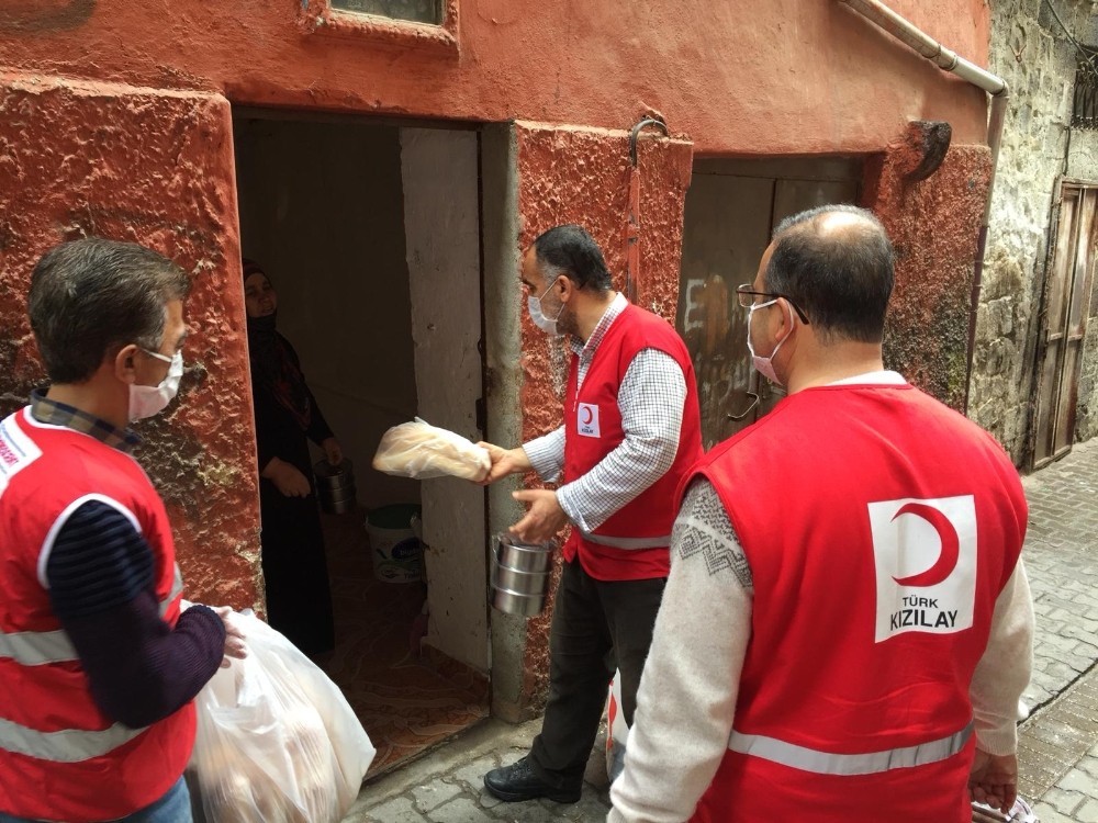 Kızılay Sur Şubesinden 2 bin kişilik yemek, 3 bin ekmek kapıda teslim edildi 