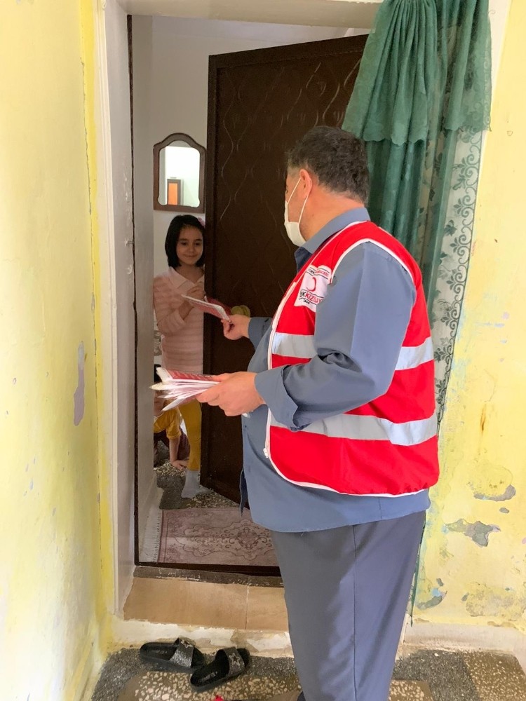 Kızılay Sur Şubesinden vatandaşlara maske 