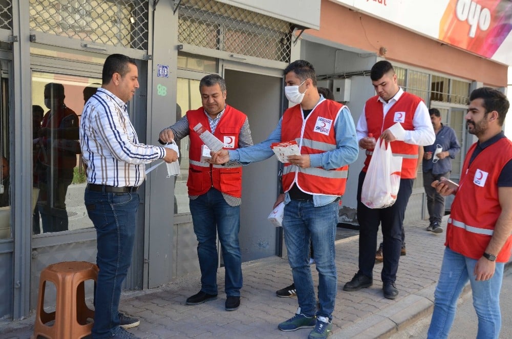 Kızılay vatandaşlara maske ve dezenfektan dağıttı 