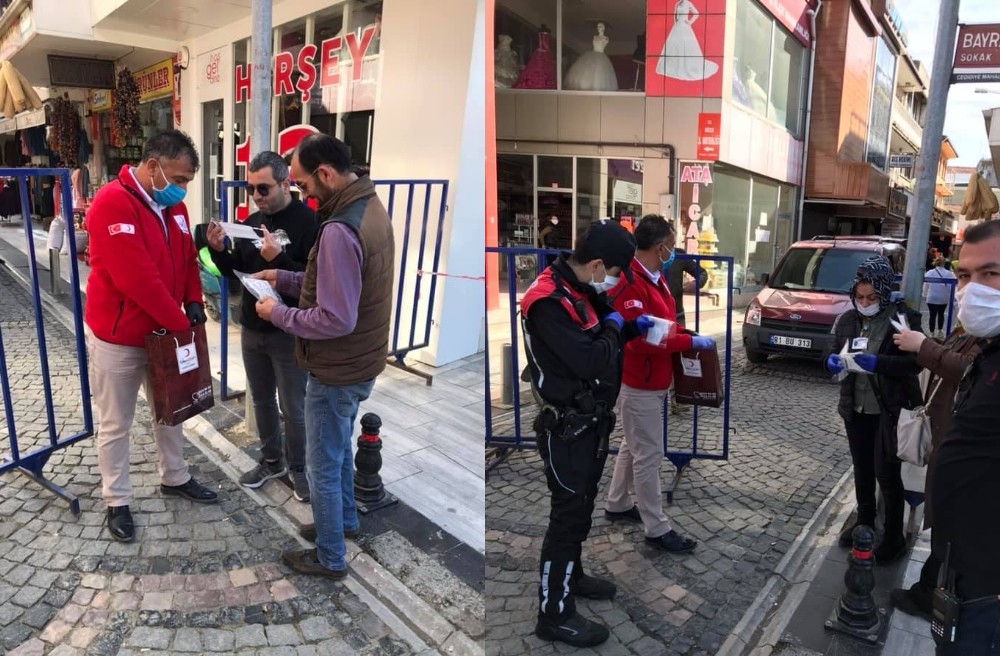 Kızılay vatandaşlara ücretsiz maske dağıtıma başladı 