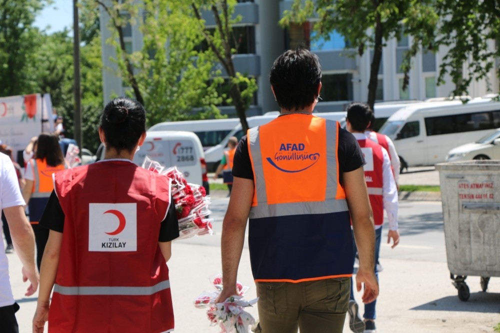 Kızılay ve AFAD işbirliğinde Sakarya’da annelere karanfil dağıtıldı 