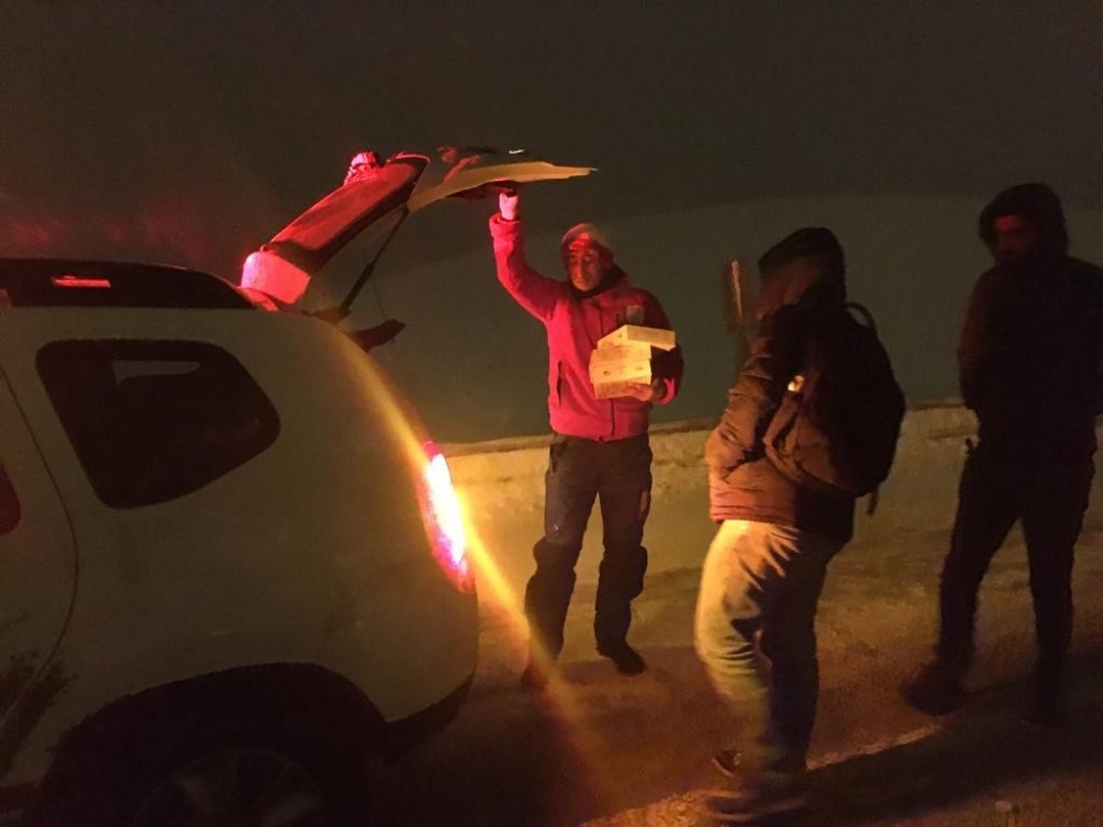 Kızılay yolda kalan sürücülerin yardımına koştu 