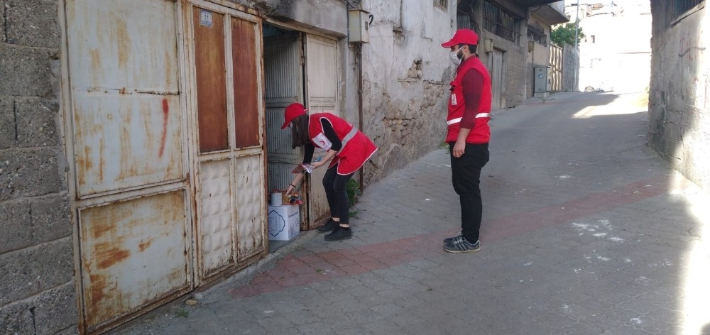 Kızılay’dan 100 aileye gıda yardımı 