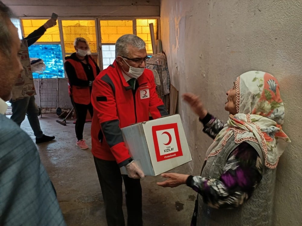 Kızılay’dan 3 bin 500 yaşlıya gıda yardımı 