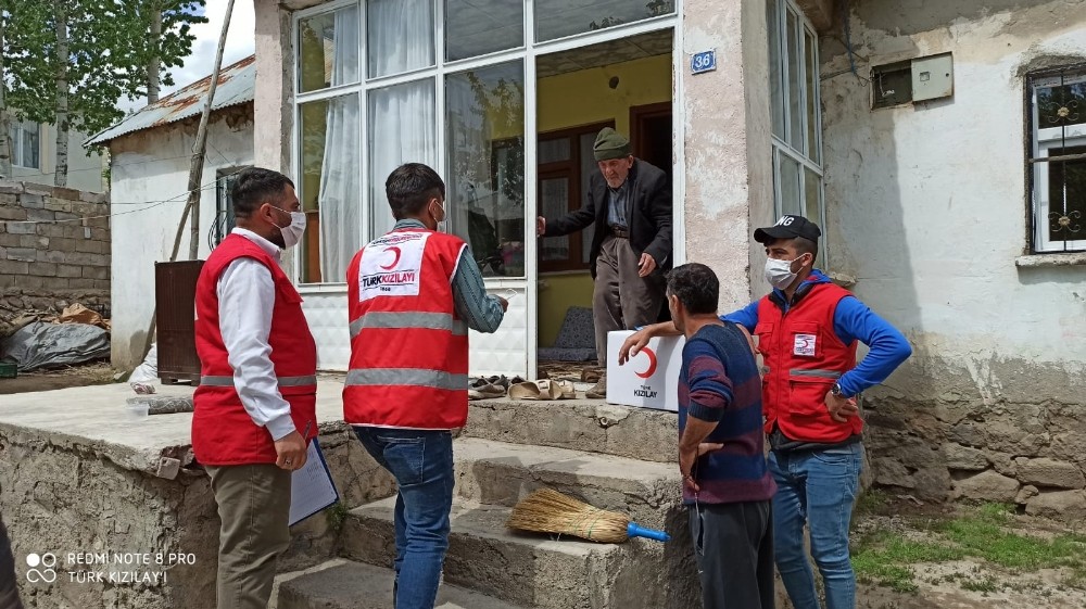 Kızılaydan 65 yaş ve üstü vatandaşlara bayram kolisi 