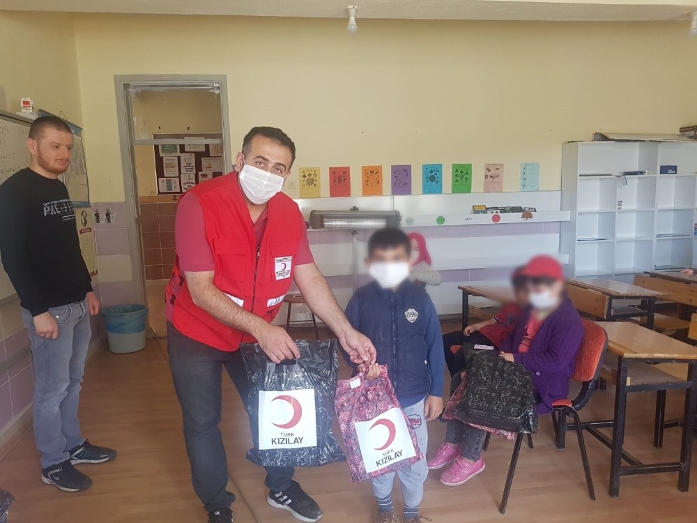 Kızılay’dan çocuklara bayramlık 