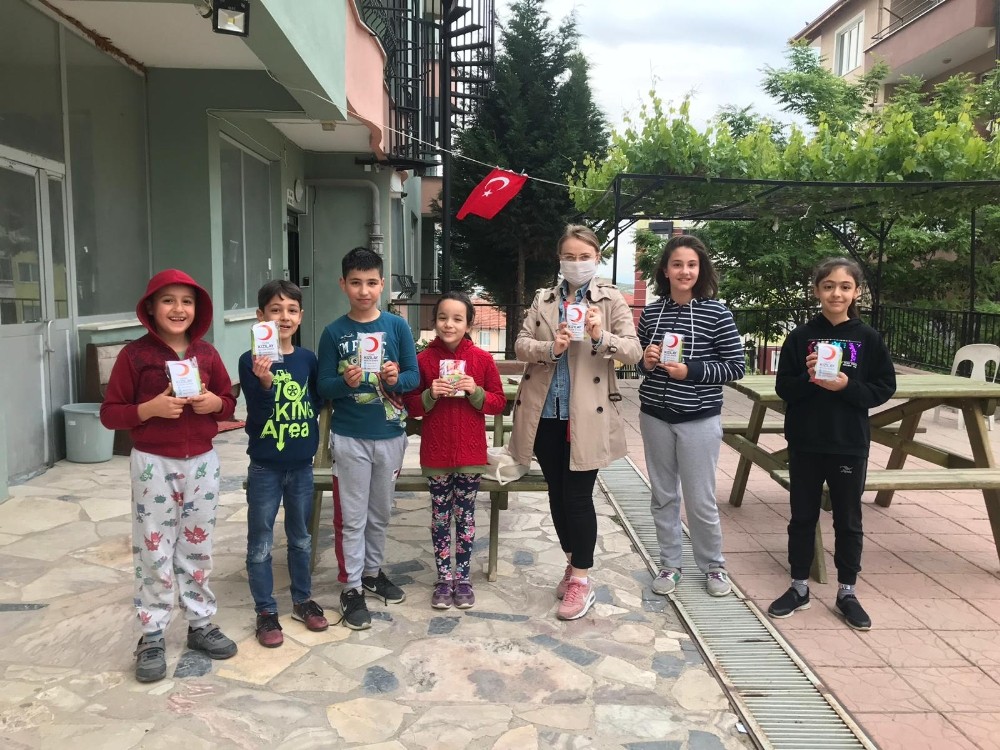 Kızılay’dan çocuklara çikolata, büyüklere maske 