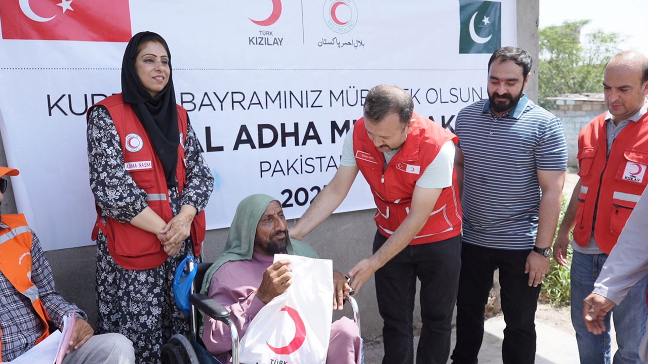 Kızılay'dan dost ve kardeş ülkeye bayram yardımı