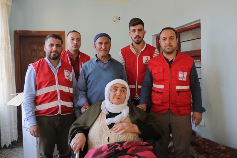 Kızılay’dan engellilere tekerlekli sandalye yardımı yapıldı 
