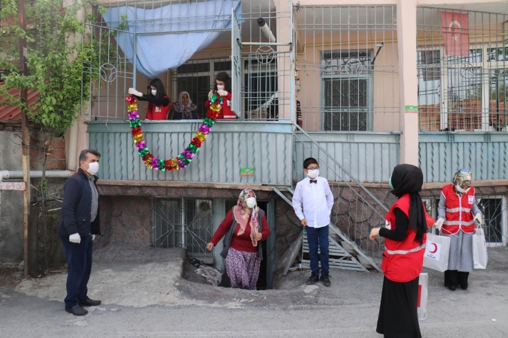 Kızılay’dan evden çıkamayan çocuklara 23 Nisan sürprizi 