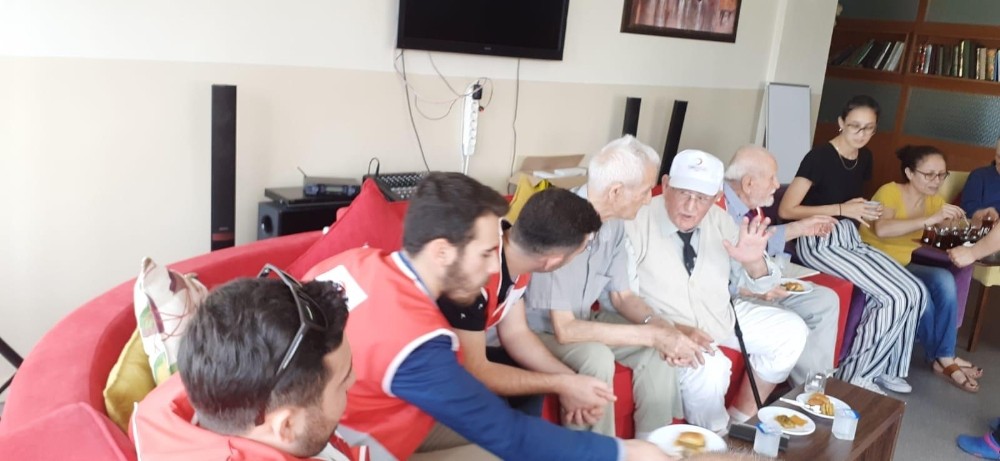 Kızılay’dan huzurevi ziyareti 