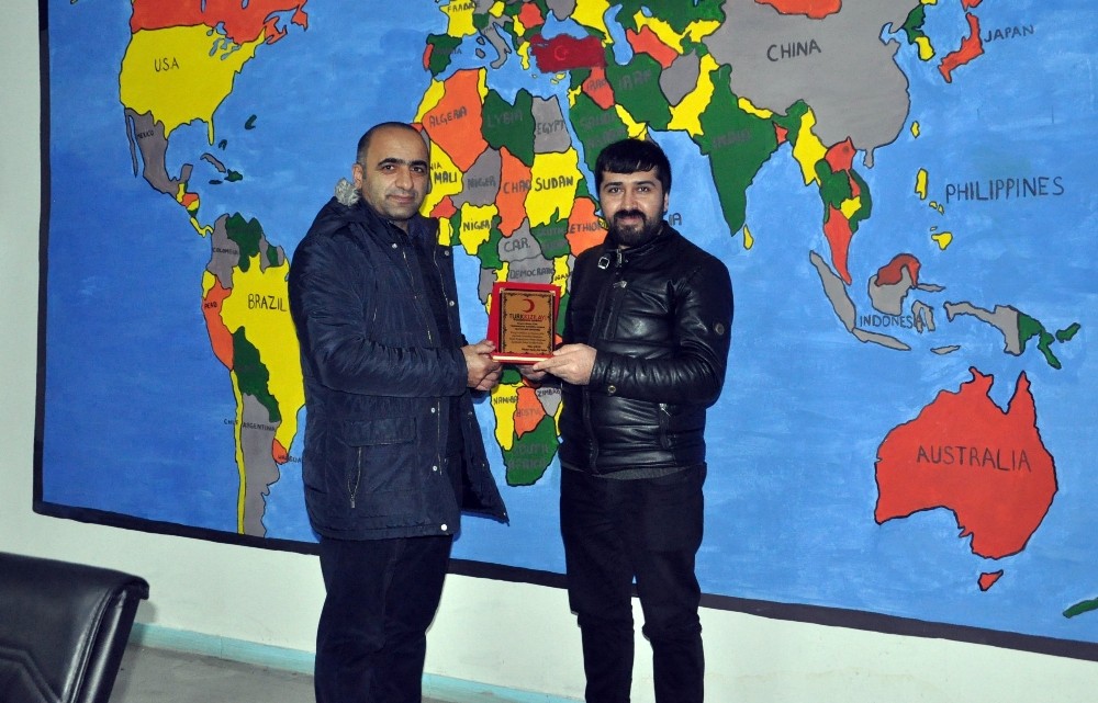 Kızılaydan İHA Muhabiri Tek’e plaket 
