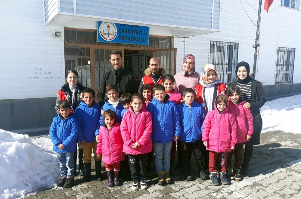 Kızılay’dan ihtiyaç sahibi öğrencilere giyim yardımı 