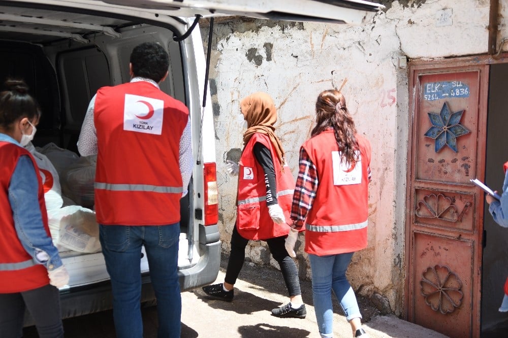 Kızılay’dan ihtiyaç sahiplerine ramazan kolisi 